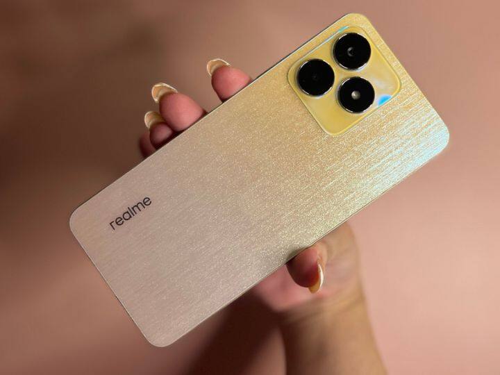 ये स्मार्टफोन Unisoc T612 ऑक्टा-कोर प्रोसेसर द्वारा संचालित है जिसमें 4GB रैम और 128GB इंटरनल स्टोरेज मिलती है. स्मार्टफोन में 108MP का प्राइमरी कैमरा भी है, जो इस रिज़ॉल्यूशन के कैमरा सेंसर के साथ इसे सबसे किफायती स्मार्टफोन में से एक बनाता है. डिवाइस में 5,000 एमएएच की बैटरी है जो यूएसबी-सी पोर्ट के जरिए 18W फास्ट चार्जिंग को सपोर्ट करती है.