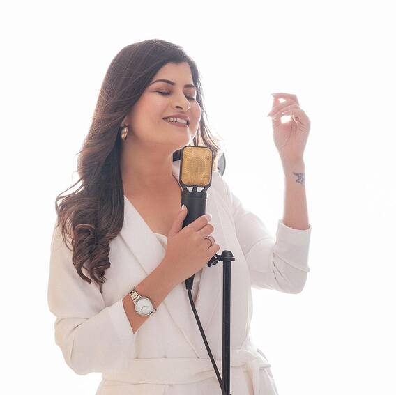 Savani Ravindra Singer Glamorous Photoshoot In Red Color Gown | Savani ...