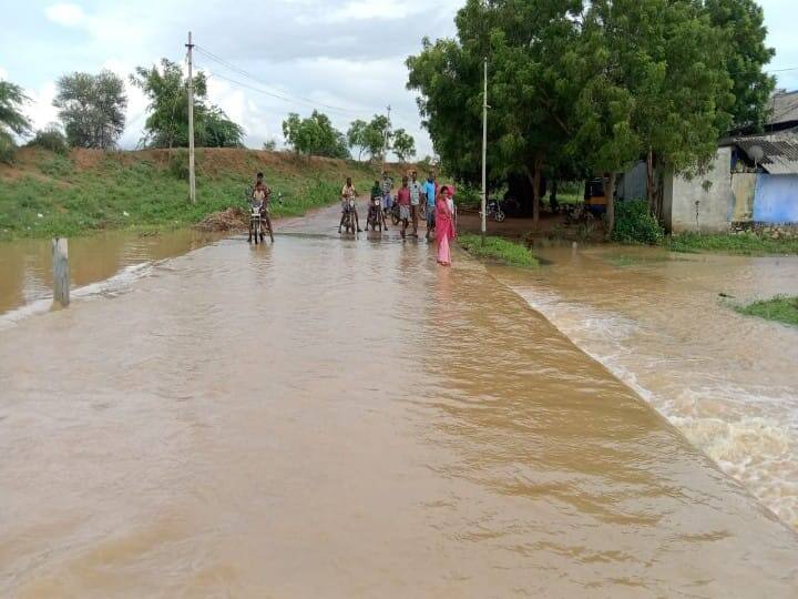 தரைப்பாலம் மூழ்கிய படி செல்லும் வெள்ளநீர்