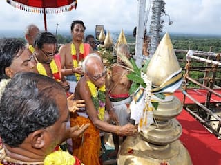 ஹெலிகாப்டர் மூலம் தூவப்பட்ட பூக்கள்...கள்ளழகர் சுந்தரராஜ பெருமாள் கோயில் கும்பாபிஷேகம்