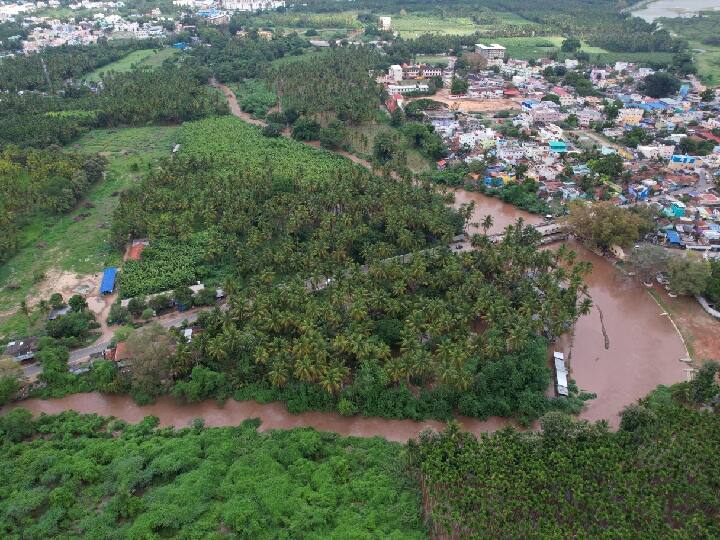 நொய்யல் ஆற்றில் வெள்ள நீர் கரைபுரண்டு ஓடி வருகிறது.