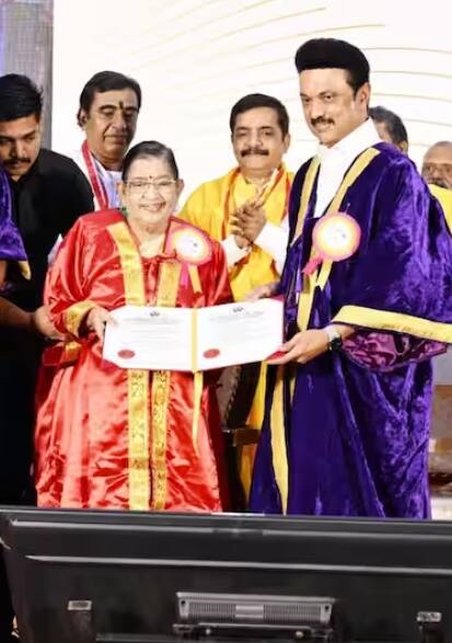 அந்த விழாவில் மதிப்புறு முனைவர் பட்டத்தை திரையிசை பின்னணிப் பாடகி பி.சுசீலாவிற்கு வழங்கினார்.