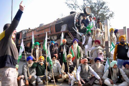 Farmers Protest: ਜਲੰਧਰ 'ਚ ਨੈਸ਼ਨਲ ਹਾਈਵੇ 'ਤੇ ਕਿਸਾਨਾਂ ਦੇ ਧਰਨੇ ਦਾ ਤੀਸਰਾ ਦਿਨ, ਪੁਲਿਸ ਨੇ ਆਹ ਰੂਟ ਕੀਤੇ ਡਾਇਵਰਟ, ਰੇਲਾਂ ਵੀ ਅੱਜ ਰੋਕਣਗੇ The third day of farmers' strike on the National Highway in Jalandhar Farmers Protest: ਜਲੰਧਰ 'ਚ ਨੈਸ਼ਨਲ ਹਾਈਵੇ 'ਤੇ ਕਿਸਾਨਾਂ ਦੇ ਧਰਨੇ ਦਾ ਤੀਸਰਾ ਦਿਨ, ਪੁਲਿਸ ਨੇ ਆਹ ਰੂਟ ਕੀਤੇ ਡਾਇਵਰਟ, ਰੇਲਾਂ ਵੀ ਅੱਜ ਰੋਕਣਗੇ
