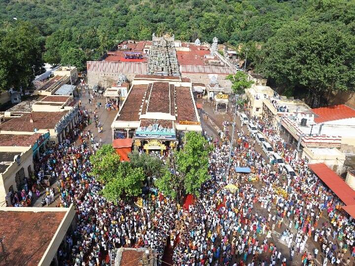 மக்கள் நிறைந்திருக்கும் அழகர்கோயில் கும்பாபிஷேகம்