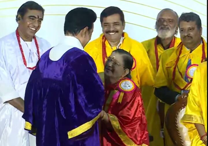 இவர் பத்மபூஷன், தேசிய விருதுகள் உள்ளிட்ட பல விருதுகளை பெற்றுள்ளார். மேலும் தேசிய விருது பெற்ற முதல் பாடகி என்ற பெருமையும் கொண்டுள்ளார் பி.சுசீலா.