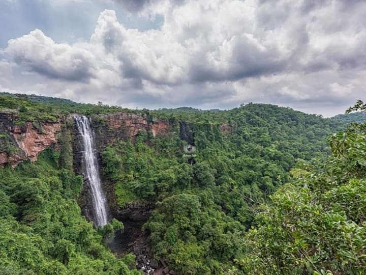 आसपास जंगल झाड़ियों से बनी झोपड़ी हर्ट्स और इसके अलावा हरी-भरी वादियां काफी ठंडक महसूस कराती हैं. यही वजह है कि दंतेवाड़ा घूमने आने वाले पर्यटक हंदवाड़ा वाटरफॉल का लुफ्त जरूर उठाते हैं. इसके अलावा बीजापुर में मौजूद नीलम सरई वाटरफॉल है. यह वाटरफॉल बस्तर संभाग के सबसे ऊंचे वाटरफॉल में शुमार है. यह भी घने जंगलों के बीच मौजूद है.