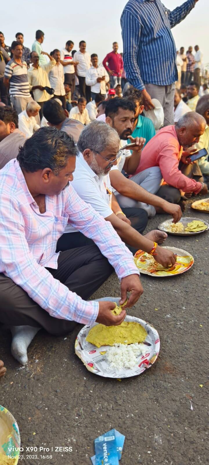 तसेच बसलेल्या पंगतीमध्ये वाडपीची भूमिका सुद्धा निभावली.
