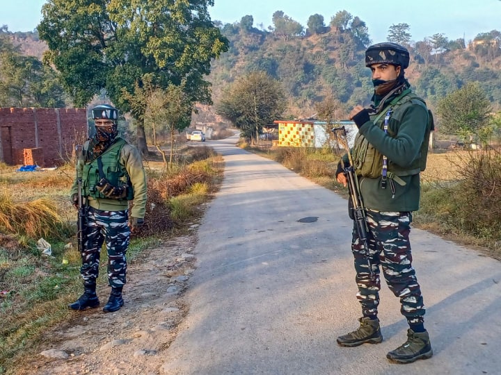 राजौरी एनकाउंटर के बीच स्थानीय लोगों से पाकिस्तानी आतंकी की बातचीत का वीडियो वायरल