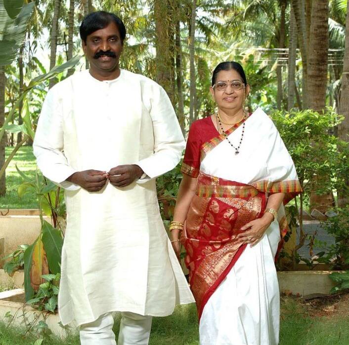 இதனையடுத்து பாடலாசிரியர் வைரமுத்து, “நீ மலர்ந்தும் மலராத பாடியபோது என் பாதிமலர்க் கண்களில் மீதி மலர்க் கண்களும் மென்துயில் கொண்டன. சிட்டுக் குருவி முத்தம் கொடுத்தபோது எனக்கு முதல்மீசை முளைத்தது. உன் கங்கைக்கரைத் தோட்டத்தில் நான் கால்சட்டை போட்ட கண்ணனானேன். சொன்னது நீதானாவென்று சொற்களுக்கிடையில் விம்மிய பொழுது என் கண்களில் வெளியேறியது ரத்தம் வெள்ளை வெள்ளையாய். காலமகள் கண்திறப்பாள் பாடியபோது என் எலும்பு மஜ்ஜைகளில் குருதியும் நம்பிக்கையும் சேர்ந்து சுரந்தன. நீ காதல் சிறகைக் காற்றினில் விரித்தபோது ஒரு தேவதையின் சிறகடியில் என் காதல் சம்பவம் நிகழ்ந்தது. நீ கண்ணுக்கு மையழகு பாடவந்தபோது சந்திரனும் சூரியனும் நட்சத்திரமும் கூழாங்கல்லும் என் தமிழும் அழகாயின. எத்துணையோ காயங்களை ஆற்றியபிறகு உன்னை டாக்டர் என்கிறார்கள் வாழ்க நீ அம்மா!!”என பி.சுசீலாவிற்கு இன்ஸ்டாகிராம் பதிவின் மூலம் வாழ்த்து தெரிவித்துள்ளார்.