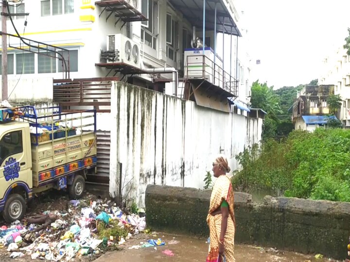 பழங்காவிரியில் கொட்டப்பட்ட கழிவுகள் - அபராதம் விதித்து எச்சரிக்கை கொடுத்த மயிலாடுதுறை நகராட்சி