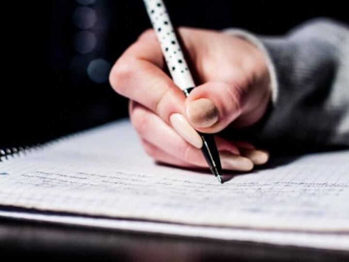 'आरक्षणासाठी आत्महत्या करतेय', लिव्ह-इन रिलेशनशिपमध्ये राहणाऱ्या मुलीकडून वडिलांनीच लिहून घेतली सुसाईड नोट Committing suicide for reservation suicide note was written by father of girl living in live in relationship 'आरक्षणासाठी आत्महत्या करतेय', लिव्ह-इन रिलेशनशिपमध्ये राहणाऱ्या मुलीकडून वडिलांनीच लिहून घेतली सुसाईड नोट