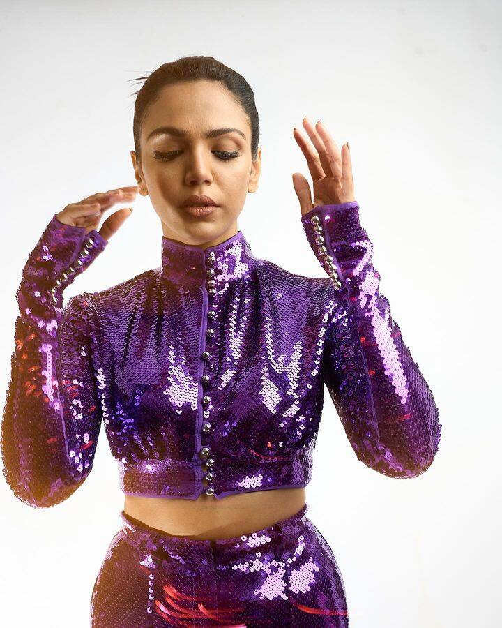 श्रीयाने शाहरुख खानसोबत फॅन या चित्रपटातदेखील काम केलं आहे. या अभिनयानंतर अनेक ठिकाणांहून श्रीयाच्या कामाचं कौतुक झालं.