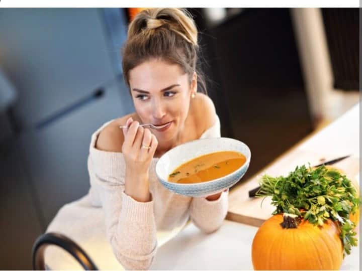 सर्दियों में खांसी जुकाम ने कर रखा है परेशान तो बनाकर पिएं ये सूप, तुरंत मिलेगा आराम carrot ginger soup will make your immunity strong in winter know how to make सर्दियों में खांसी जुकाम ने कर रखा है परेशान तो बनाकर पिएं ये सूप, तुरंत मिलेगा आराम