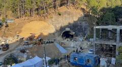 Uttarkashi Tunnel Pics: सिलक्यारा टनल पहुंचे सीएम पुष्कर सिंह धामी, बौख नाग देवता से की मजदूरों के सफल रेस्क्यू की प्रार्थना