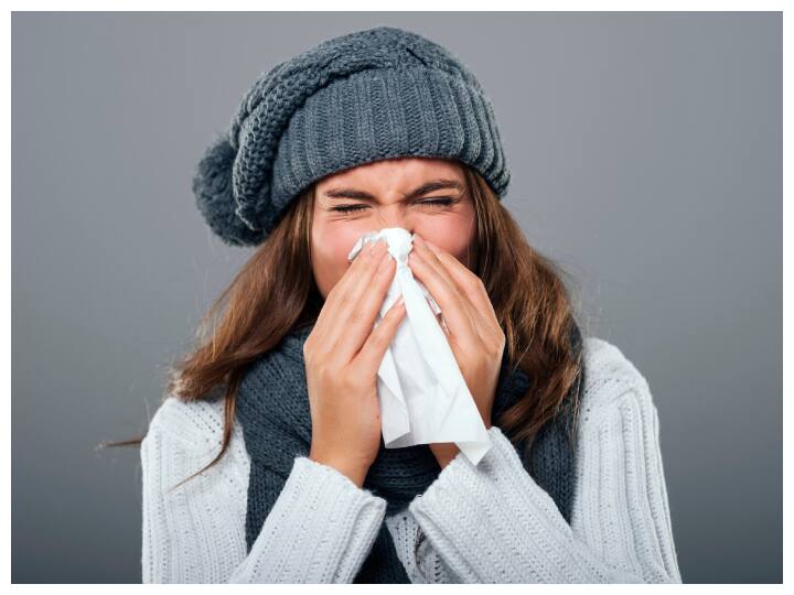 विशेषज्ञ भी सर्दियों में खासकर अपना ध्यान रखने की हिदायत देते हैं. आइए जानते हैं कि बदलते मौसम में स्वस्थ रहने के लिए हमें क्या करना चाहिए ताकि हम बीमार न पड़ें..