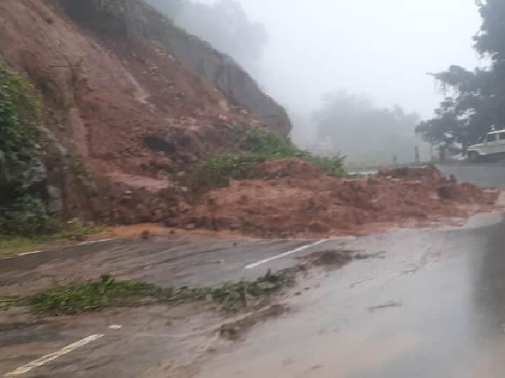 கனமழை காரணமாக குன்னூர் அருகே மண் சரிவு ஏற்பட்டுள்ளது.