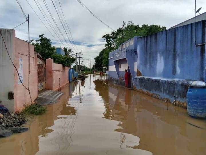 வீடுகளை சூழ்ந்த மழைநீர்..