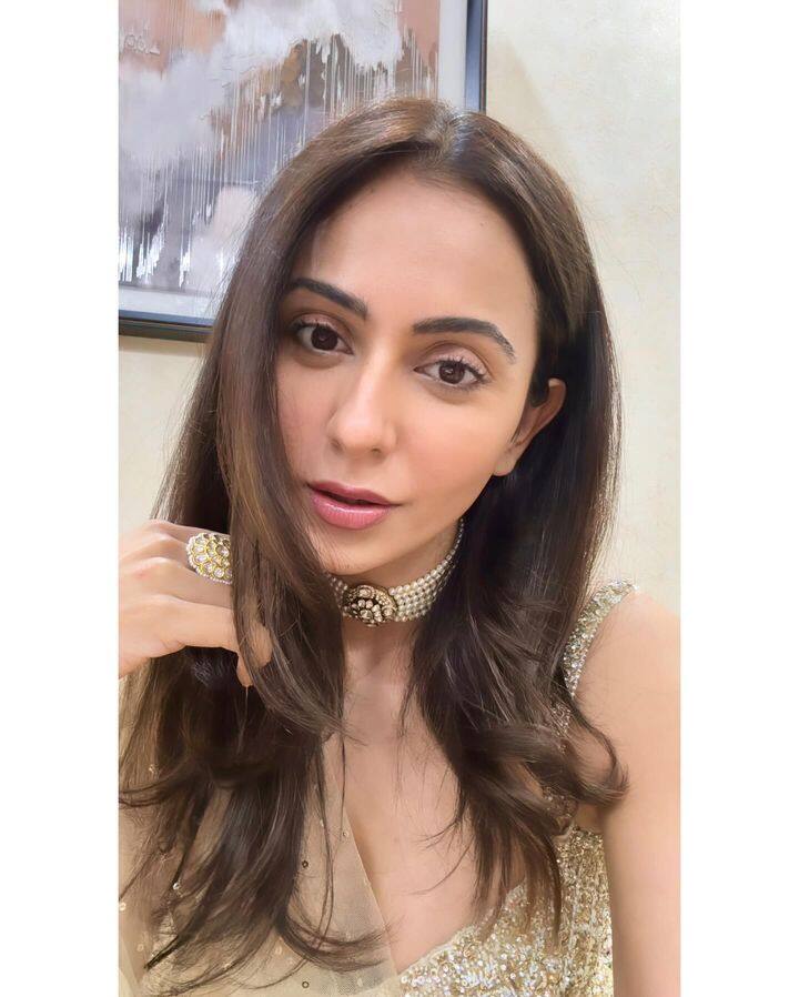 न्यूड आय मेकअपसह तिचा लूक पूर्ण केला आहे. यासह तिने आपले केस खुले ठेवले आहेत.