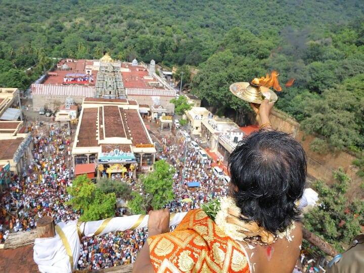 பக்தர்களுக்கு தீபாராதனை காட்டும் அர்ச்சகர்