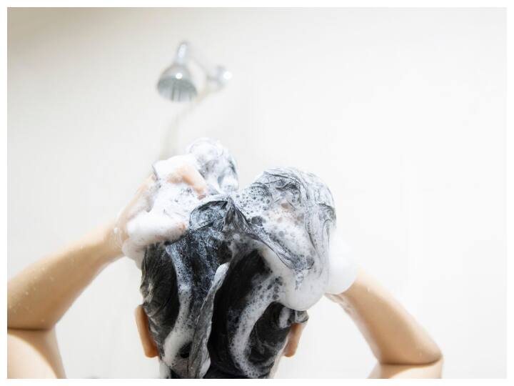 सर्दियों के मौसम में हमारे बालों को विशेष देखभाल की आवश्यकता होती है. ठंड और सूखी हवा की वजह से बाल रूखे, बेजान और भुरभुरे हो जाते हैं. इस मौसम में बालों से प्राकृतिक तेल भी कम हो जाता है जिससे बाल टूटने लगते हैं.