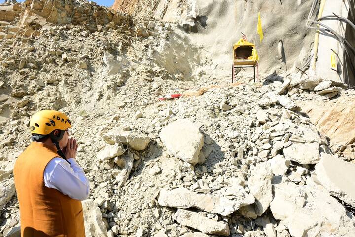 इस दौरान सीएम पुष्कर सिंह धामी सिलक्यारा टनल (उत्तरकाशी) के पास बने बौख नाग देवता के मंदिर के पास पहुंचकर हाथ जोड़े खड़े नजर आएय.