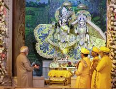 PM Modi Mathura Visit:  पंतप्रधान नरेंद्र मोदी श्रीकृष्ण जन्मभूमीत, मथुरेतील ब्रज राज उत्सवात सहभागी; पाहा फोटो
