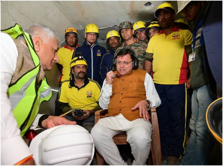 Uttarkashi Tunnel Rescue Operation CM Pushkar Singh Dhami reached Uttarkashi and talked to workers trapped in the tunnel Uttarkashi Tunnel Rescue Operation: सुरंग में फंसे मजदूरों से सीएम धामी ने की बातचीत, कहा- 'जल्द निकाला जाएगा बाहर'