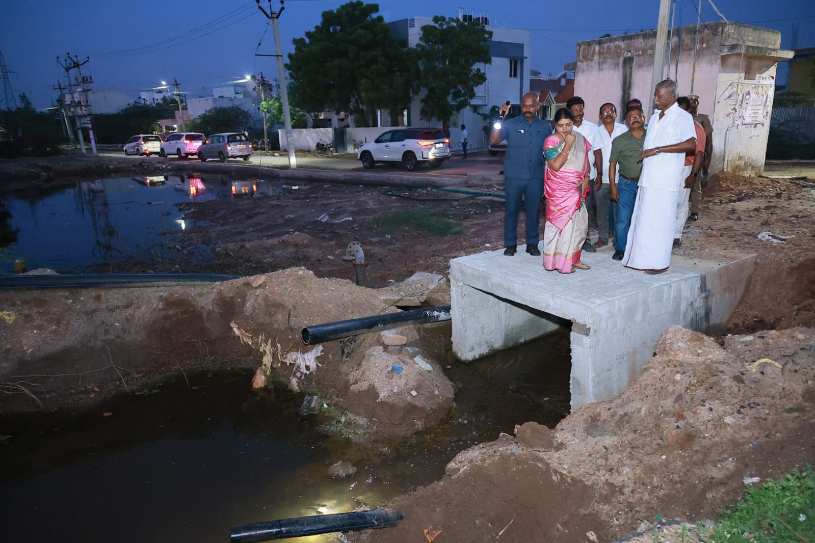 தூத்துக்குடியில் தொடர் மழை...தனித்தனியாக ஆய்வு பணிகளை மேற்கொள்ளும் அமைச்சரும் மேயரும்