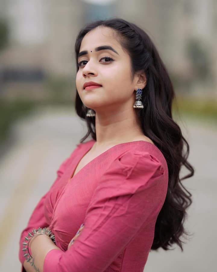 దీప్తి సునయన పింక్ ఔట్ఫిట్లో మెరిసింది.