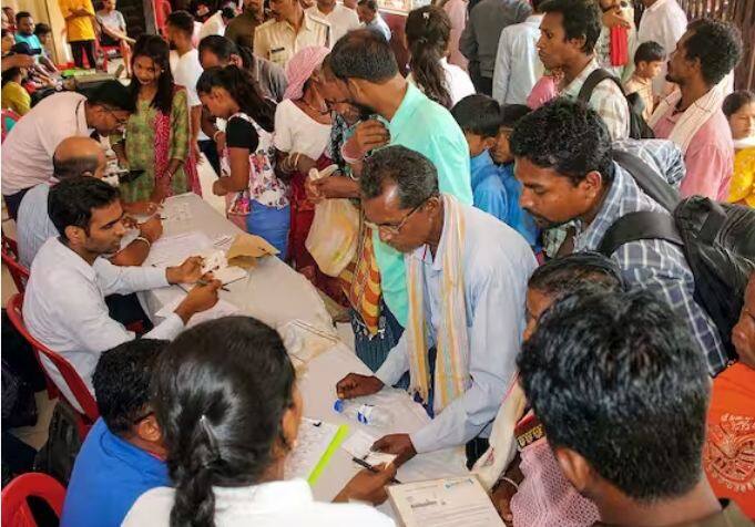 ਆਧਾਰ ਕਾਰਡ ਧਾਰਕ ਆਪਣੇ ਜਨਸੰਖਿਆ ਵੇਰਵੇ ਜਿਵੇਂ ਕਿ ਨਾਮ, ਪਤਾ, ਜਨਮ ਮਿਤੀ, ਲਿੰਗ, ਮੋਬਾਈਲ ਨੰਬਰ, ਪਤਾ, ਈਮੇਲ ਆਈਡੀ ਨੂੰ ਅਪਡੇਟ ਕਰ ਸਕਦੇ ਹਨ।