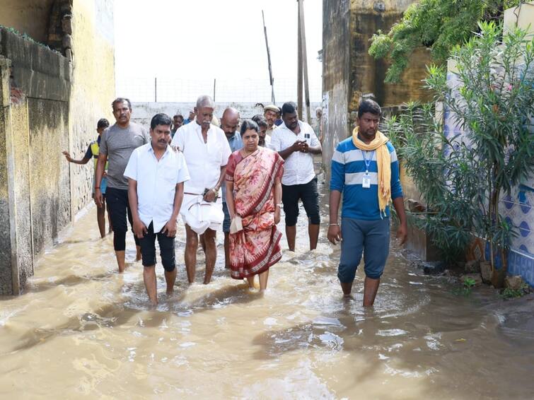 Thoothukudi rain Minister Geethajeevan personally inspected various water-logged places TNN ஸ்மார்ட் சிட்டி திட்டத்தில் சீரமைக்கப்பட்ட சி.வ.குளம்; ஒரு சொட்டு தண்ணீர் கூட வரல - அமைச்சர் கீதாஜீவன் வேதனை