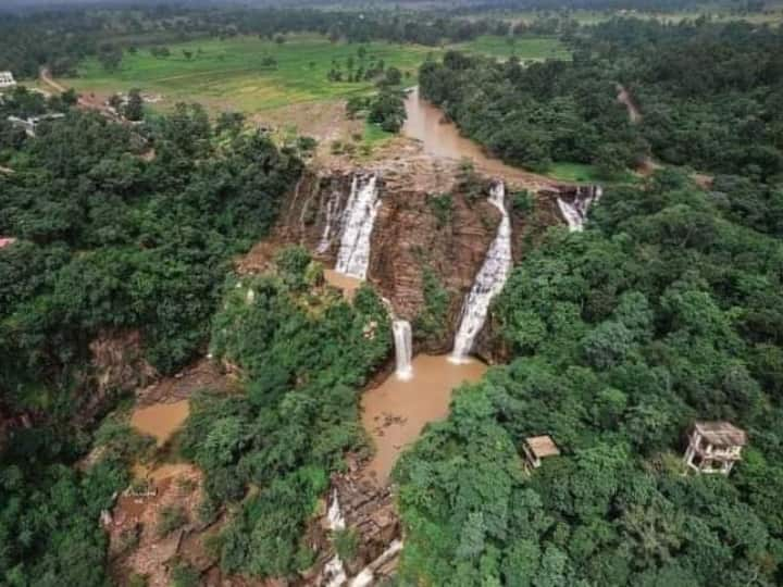 इसके अलावा बस्तर जिले का चित्रकोट वाटरफॉल भी पर्यटकों की पहली पसंद रहती है. देश में मिनी नियाग्रा के नाम से मशहूर इस चित्रकोट वाटरफॉल में हमेशा पर्यटकों की मौजूदगी रहती है.