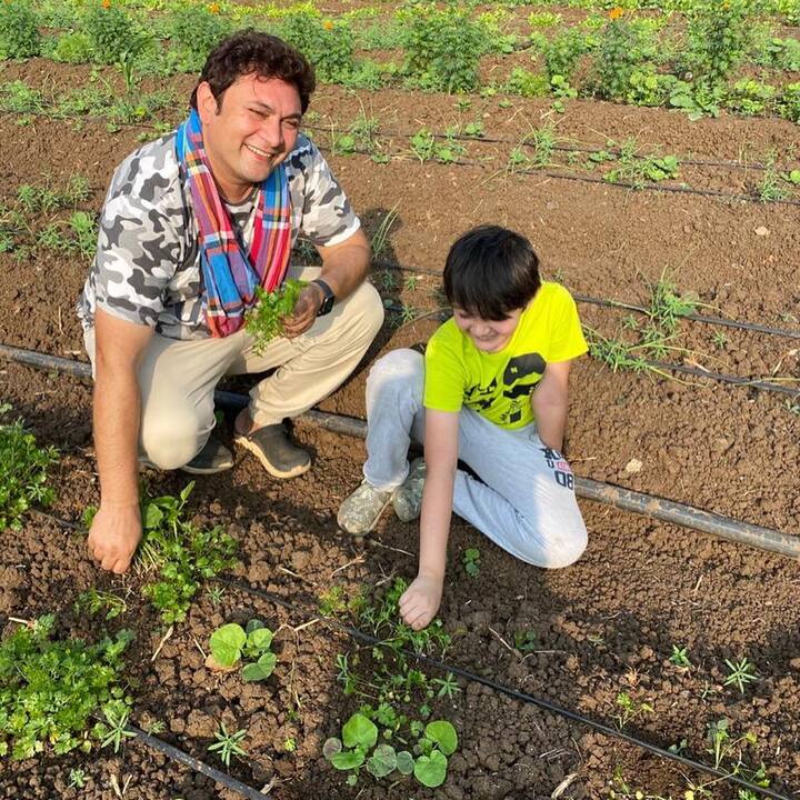 उन्होंने कहा कि वह शो बिजनेस की मार से तंग आ चुके थे और जिस तरह का काम उन्हें मिल रहा था, उससे वह संतुष्ट नहीं थे. लेकिन उचित ज्ञान के बिना एक नए पेशे में उतरना आसान नहीं था, क्योंकि कुछ ही वर्षों में उन्होंने अपनी जीवन भर की बचत खो दी और दिवालिया हो गए.