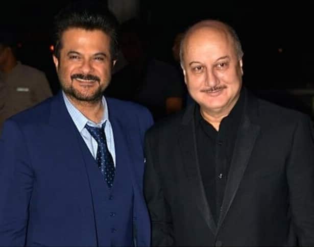 शो में अनुपम खेर ने कहा, 'आप लोग जानते हैं कि मैं मिस्टर इंडिया में मोगैंबो का रोल करने वाला था? मुझे निकलवाने में किसका बड़ा हाथ था? अनिल कपूर साहब का. फ्रस्टेशन में मैं जावेद साहब से मिलने गया और उन्होंने कहा कि वो रोल अमरीश पुरी जी कर रहे हैं और मुझे सुनकर बड़ा दुख हुआ'.