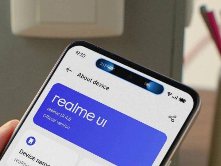 Realme C53: इस फोन की कीमत 10,000 रुपये से भी कम है. स्मार्टफोन को आप फ्लिपकार्ट से खरीद सकते हैं. इसमें आपको मिनी कैप्सूल नाम का एक फीचर मिलता है जो हूबहू आईफोन की तरह काम करता है. इसके अलावा इमसें आपको ट्रिपल कैमरा सेटअप भी मिलता है जो आईफोन 14 और 15 प्रो की तरह दिखता है.