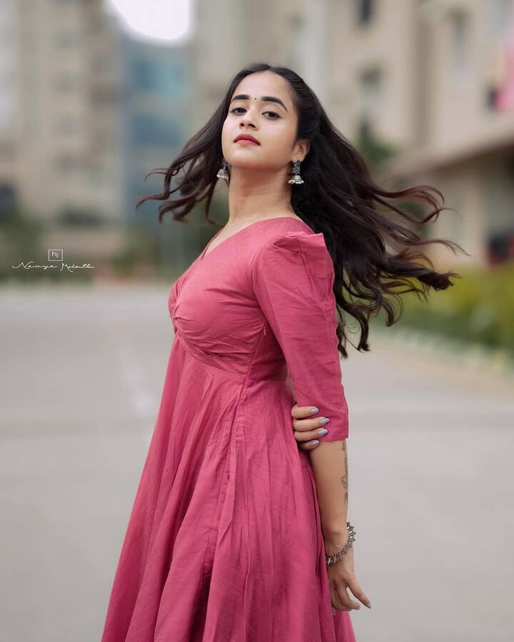 నవ్య మారోతూ డిజైన్ చేసిన ఈ ఔట్ఫిట్లో క్యూట్ ఫోజులిచ్చింది.