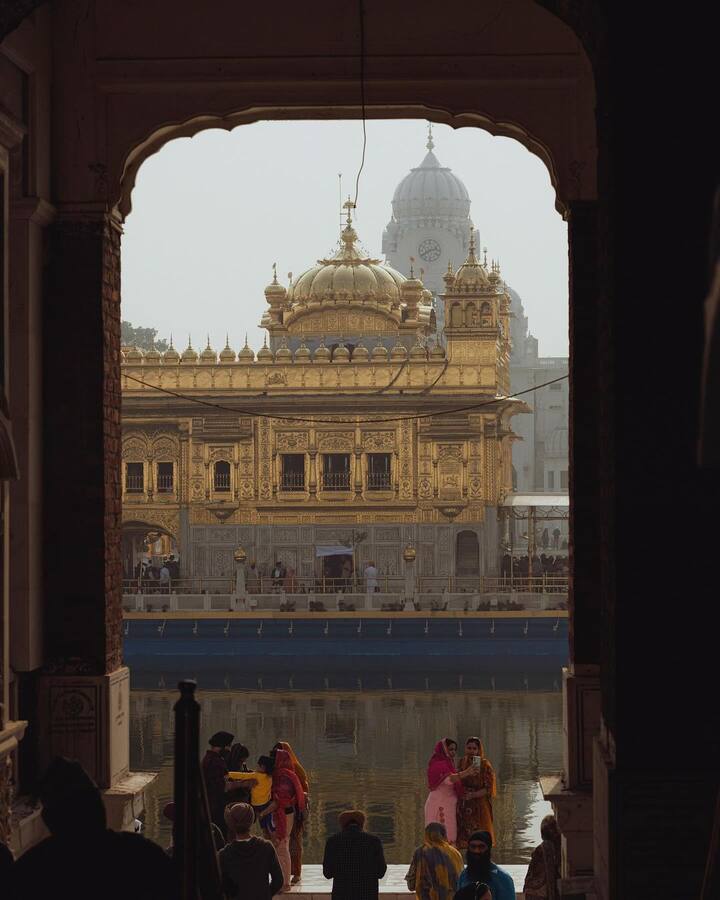 एक्टर विक्की कौशल हाल ही में अमृतसर के स्वर्ण मंदिर में आशीर्वाद लेने पहुंचे. जिसकी तस्वीरें उन्होंने अपने इंस्टाग्राम अकाउंट पर शेयर की हैं.