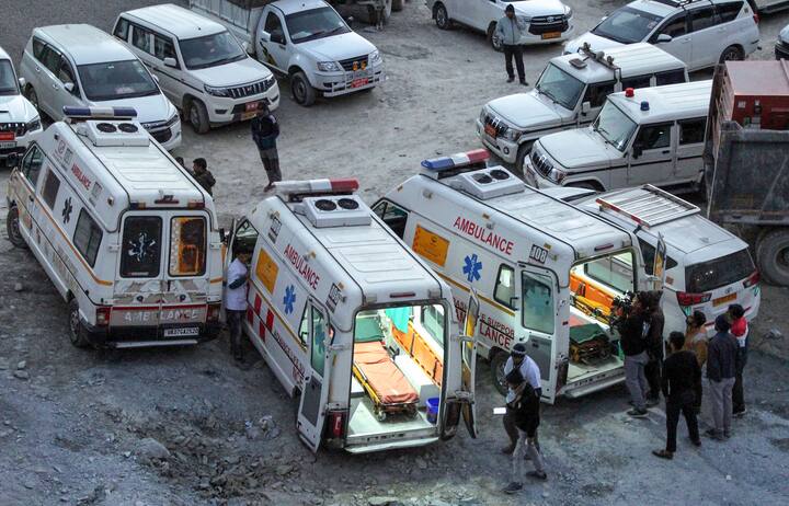 सुरंग के अंदर मौजूद परिजनों ने उम्मीद जताई है कि आज सुरंग के अंदर फंसे मजदूर बाहर आ जाएंगे.