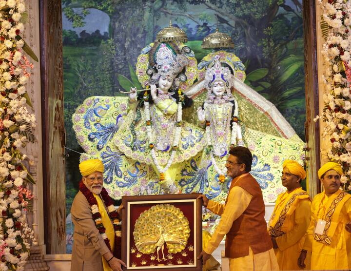 मंदिर के अंदर प्रधानमंत्री मोदी को एक मोर के चित्र का फोटो फ्रेम भेंट किया गया.