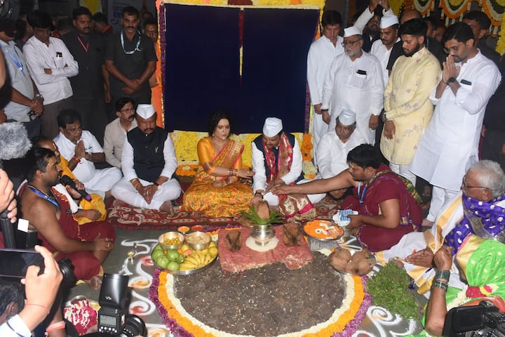 महापूजेच्या वेळी उपस्थित राहणाऱ्या मानाच्या वारकरी निवडीसाठी दर्शन रांगेतून माळकरी भाविकांची निवड करण्यात आलेली आहे.