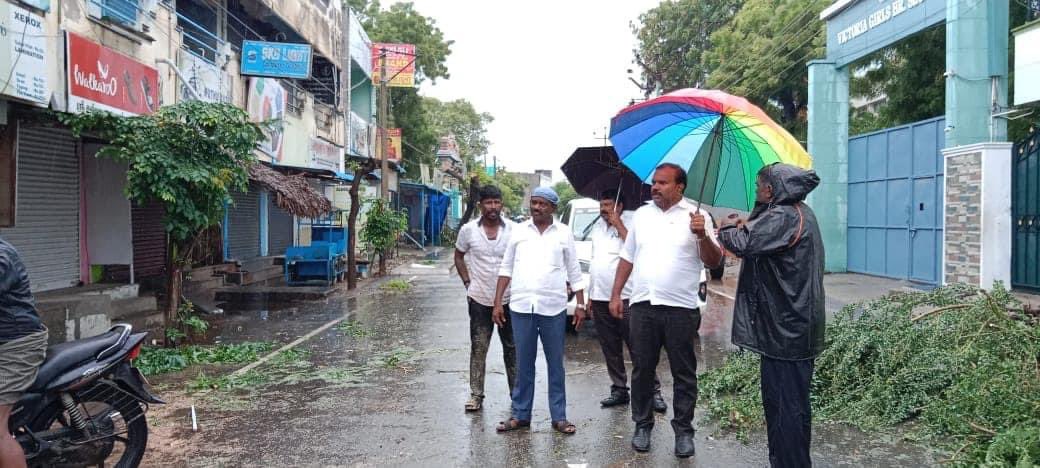 தூத்துக்குடியில் தொடர் மழை...தனித்தனியாக ஆய்வு பணிகளை மேற்கொள்ளும் அமைச்சரும் மேயரும்