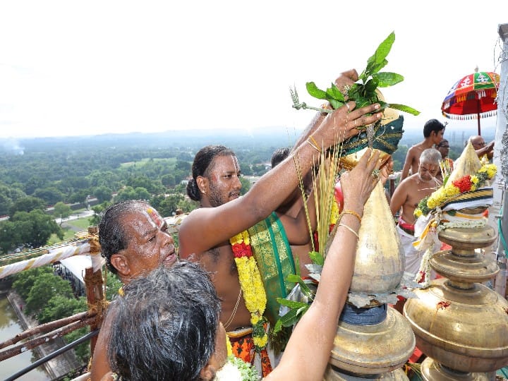 ஹெலிகாப்டர் மூலம் தூவப்பட்ட பூக்கள்...கள்ளழகர் சுந்தரராஜ பெருமாள் கோயில் கும்பாபிஷேகம்