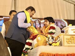 धीरेंद्र कृ्ष्ण शास्त्री के सत्संग में पहुंचे डिप्टी सीएम देवेंद्र फडणवीस, बोले- जनवरी में लिखा जाएगा नया इतिहास