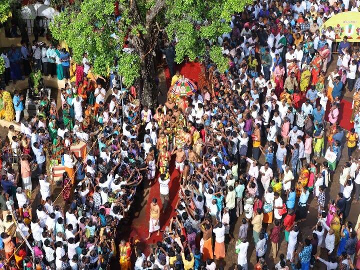 பக்தர்கள் கூட்டத்தின் நடுவே கொண்டு வரப்படும் தீர்த்தம்.