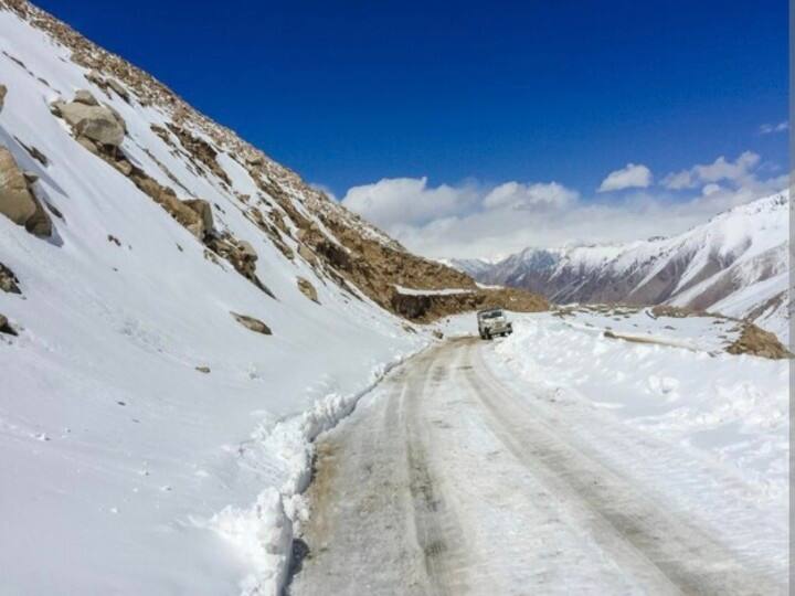 travel tips manali leh road closed in heavy snowfall know when open मनाली से लेह तक का रास्ता छह महीने के लिए बंद, जानें अब कब कर पाएंगे थ्री इडियट्स वाले ब्यूटीफुल स्पॉट की सैर