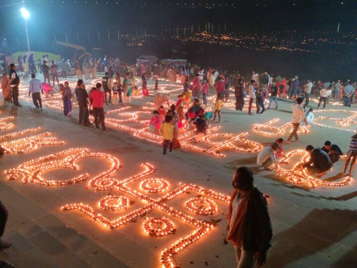 Prayagraj News: प्रयागराज में सवा लाख दीपों की रोशनी से नहाया यमुना का घाट, टनल में फंसे मजदूरों के लिए प्रार्थना Yamuna ghat lighted 1.25 lakh lamps on Deepdan and Kalindi Mahotsav in prayagraj ann Prayagraj News: प्रयागराज में सवा लाख दीपों की रोशनी से नहाया यमुना का घाट, टनल में फंसे मजदूरों के लिए प्रार्थना