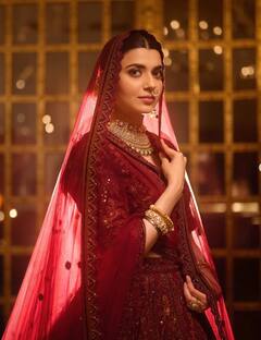 Nimrat Khaira: ਨਿਮਰਤ ਖਹਿਰਾ ਨੇ ਫੈਨਜ਼ ਬਣਾਏ ਦੀਵਾਨੇ, ਗਾਇਕਾ ਨੇ ਖੂਬਸੂਰਤ ਲਹਿੰਗੇ 'ਚ ਢਾਇਆ ਕਹਿਰ