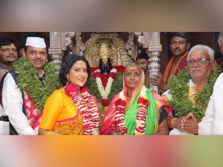 राज्याचे उपमुख्यमंत्री तथा गृहमंत्री देवेंद्र फडणवीस (Devendra Fadnavis) आणि त्यांच्या पत्नी अमृता फडणवीस (Amruta Fadnavis) यांच्या हस्ते शासकिय महापूजा संपन्न झाली आहे.