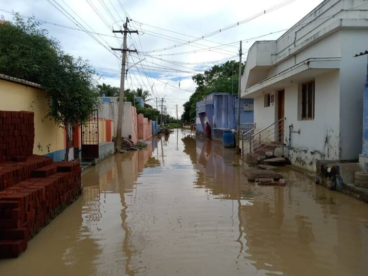 Tirunelveli Floods : திருநெல்வேலி மாவட்டத்தில் பெய்த தொடர் மழையால், அங்கிருக்கும் மூவிருந்தாளி கிராமத்தில் வெள்ளம் சூழ்ந்துள்ளது.