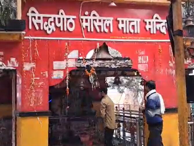 Jhansi Man Cut His Own Neck To Offer Kali Mata In Sidhpeeth Mansil Mata  Temple | UP News: UP News: मंदिर में युवक ने चाकू से काटी खुद की गर्दन, देवी  को